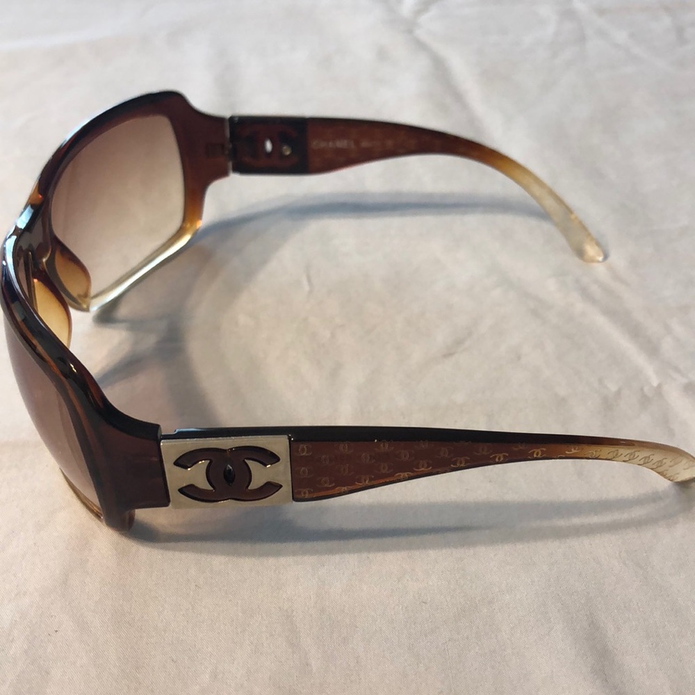 Chanel sunglasses. 🕶